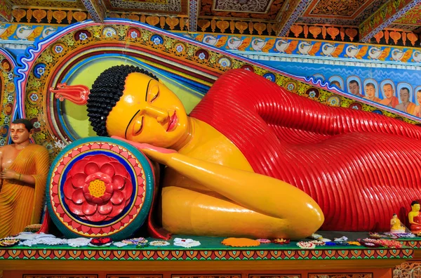 Bouddha couché dans un temple — Photo