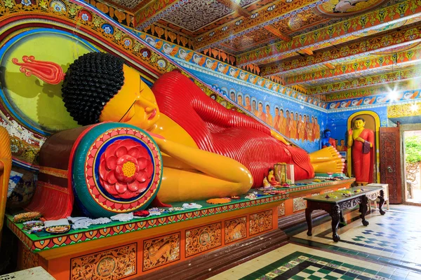 Buddha sdraiato in un tempio — Foto Stock