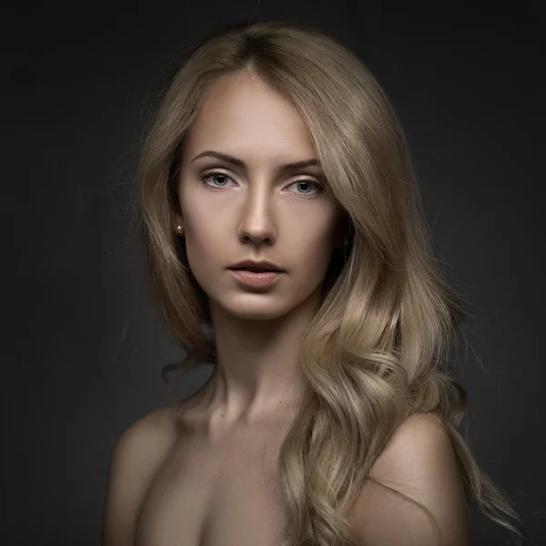 Närbild studio porträtt av skönhet blond kvinna — Stockfoto