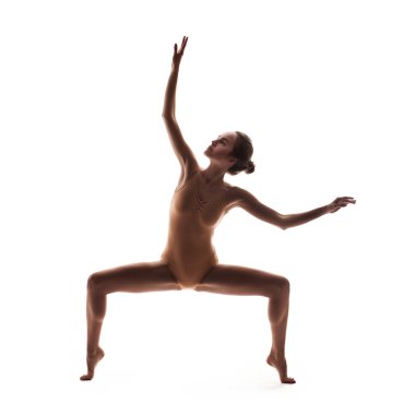 Bej mayolu genç ve güzel bir dansçı.