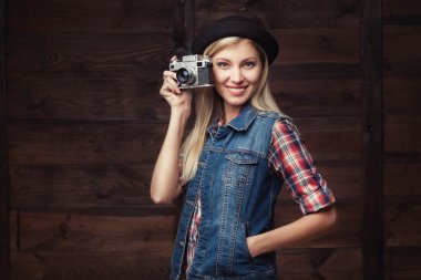 Beyaz arka plan üzerinde izole korkak giysili genç hipster kadın