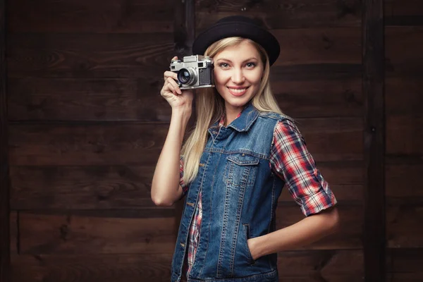 Jeune femme hipster en vêtements funky isolé sur fond blanc — Photo