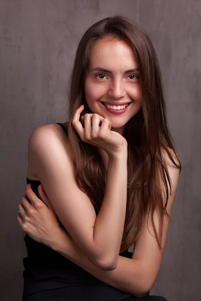 Usměvavá mladá žena pozadí tmavě šedá grunge — Stock fotografie