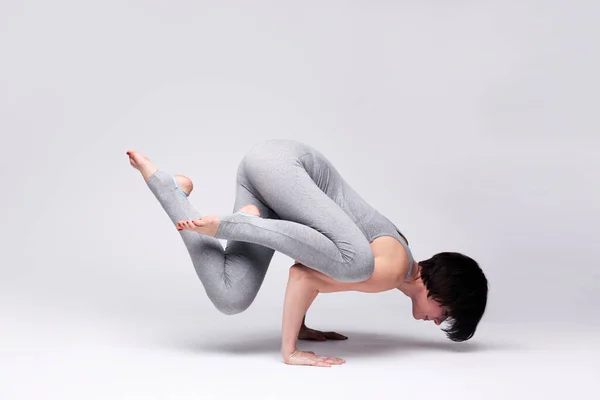 Giovane bella donna yoga posa — Foto Stock