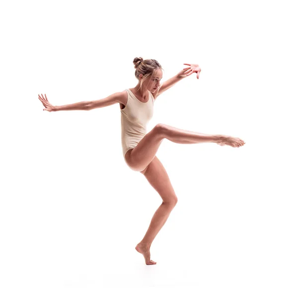 Молодая красивая танцовщица в бежевом купальнике позирует Лицензионные Стоковые Изображения