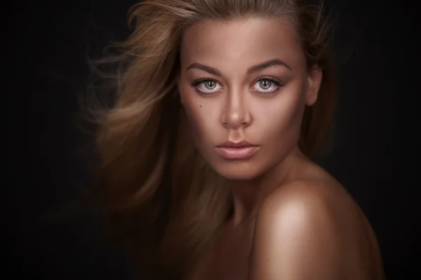 Porträt einer atemberaubenden blonden Schönheit — Stockfoto