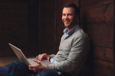 yakışıklı delikanlı ile laptop kentsel arka planda