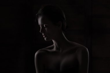 Temiz tenli, güzel genç bir kadın.