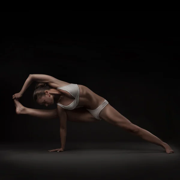 Yoga yaparken sağlıklı Latin kadın — Stok fotoğraf