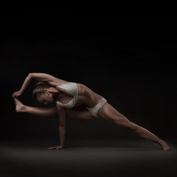 Mujer latina saludable haciendo yoga —  Fotos de Stock