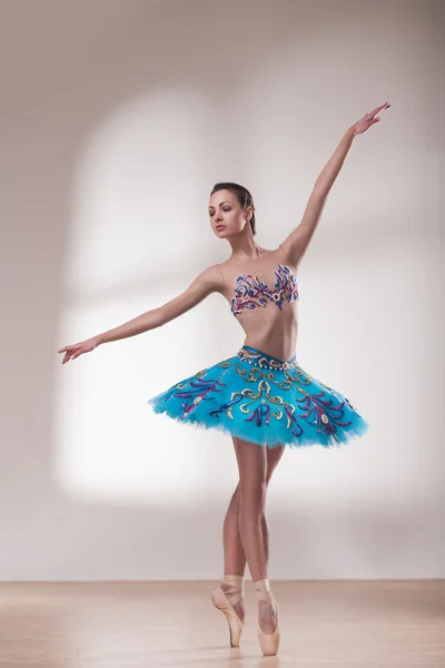 Hermosa bailarina de ballet aislada —  Fotos de Stock