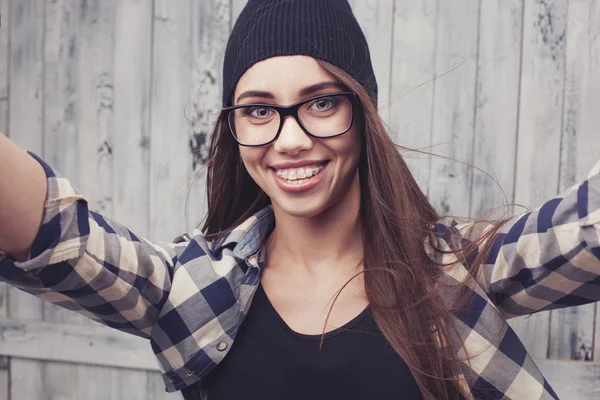 Hipster menina em óculos e aparelhos — Fotografia de Stock