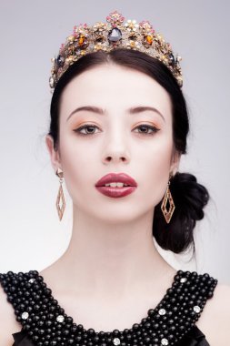 Bir kadınla diadem moda çekim