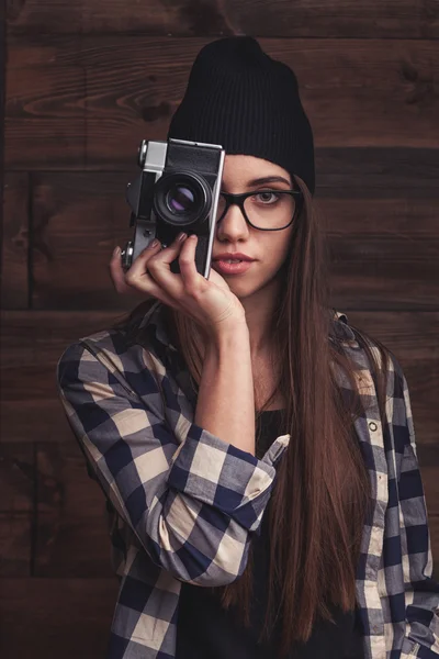 Dívka v brýlích s vinobraní fotoaparát — Stock fotografie