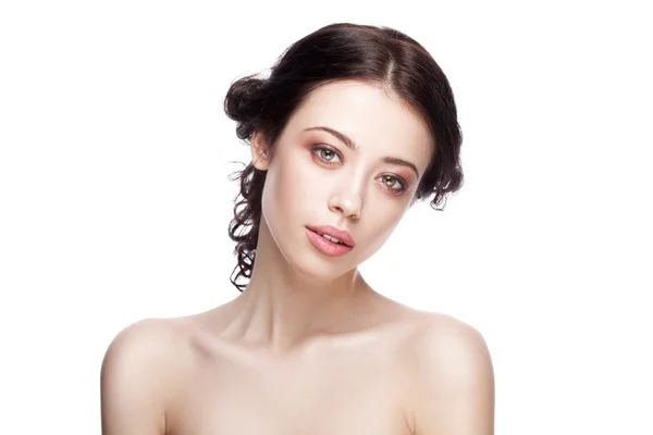 きれいな新鮮な肌を持つ美しい若い女性 — ストック写真