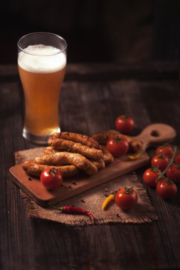 Bira ile ızgara sosis