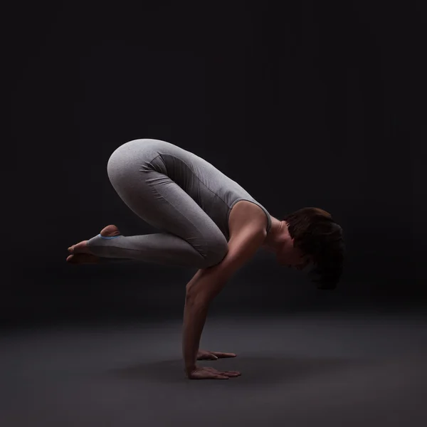 Jong mooi vrouw yoga poseren — Stockfoto