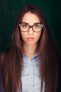 Yakın çekim gözlük güzel kadın portresi