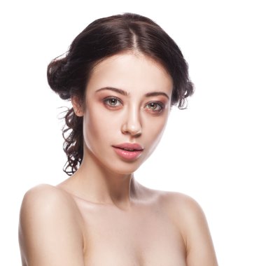 Temiz tenli, güzel genç bir kadın.