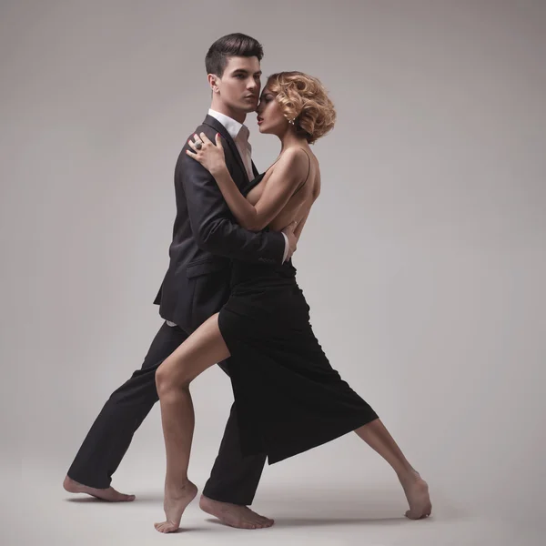 Добре одягнена ретро пара танцює танго — стокове фото