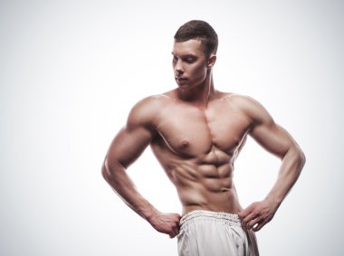 Genç sporcunun vücut geliştirmeci adam