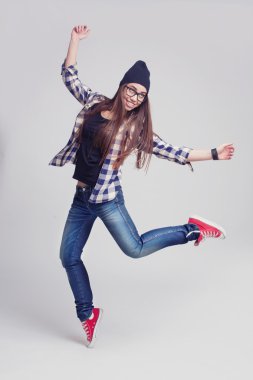 Hippi kız gözlük ve siyah bere dans