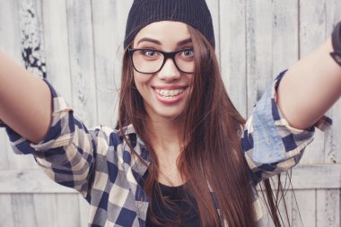 Hippi kız gözlük ve siyah bere