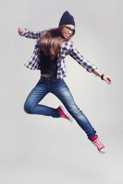 Ballando hipster ragazza in occhiali e berretto nero — Foto Stock