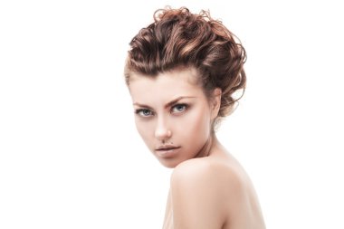 Kıvırcık saçlı güzel bir kadın.