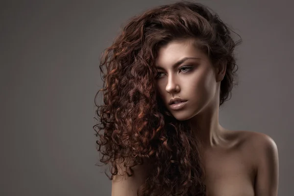 Mulher com cabelo encaracolado marrom saudável — Fotografia de Stock