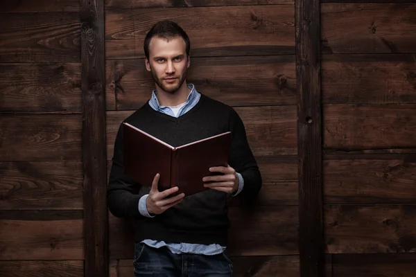 Giovane bell'uomo con un libro — Foto Stock