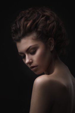 sağlıklı Kahverengi kıvırcık saçlı kadın