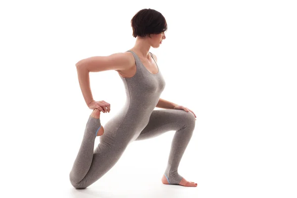 Jonge mooie vrouw yoga poseren. geïsoleerd — Stockfoto