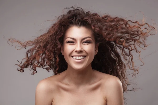 Mujer sonriente con cabello rizado marrón saludable —  Fotos de Stock