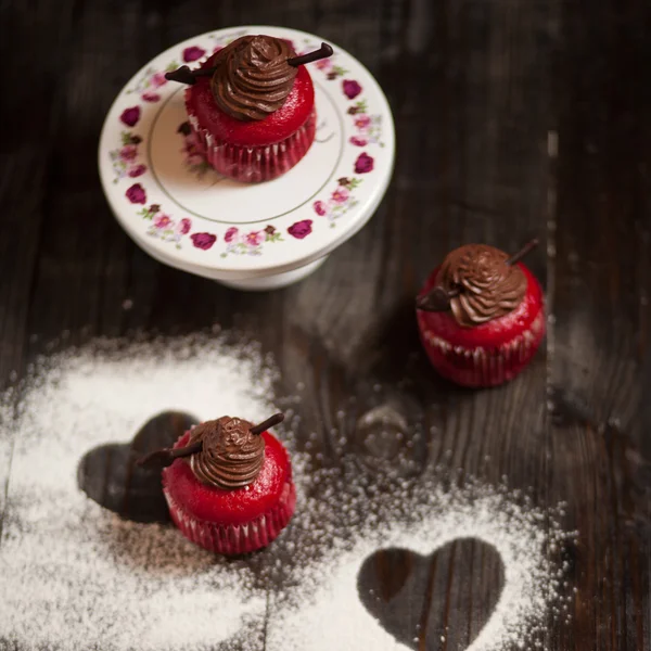 Choklad cupcakes med hjärtat former Stockfoto