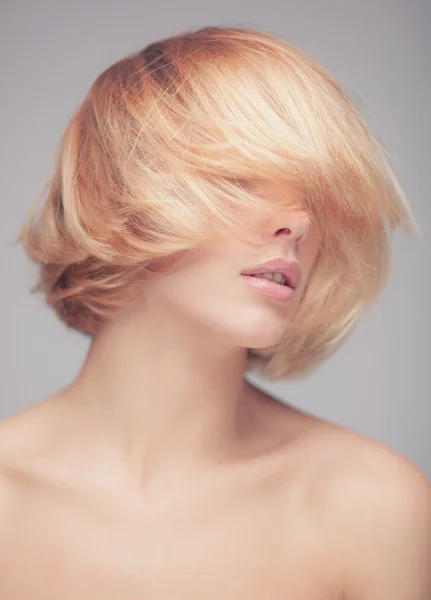 Nahaufnahme Porträt einer atemberaubenden blonden Schönheit — Stockfoto