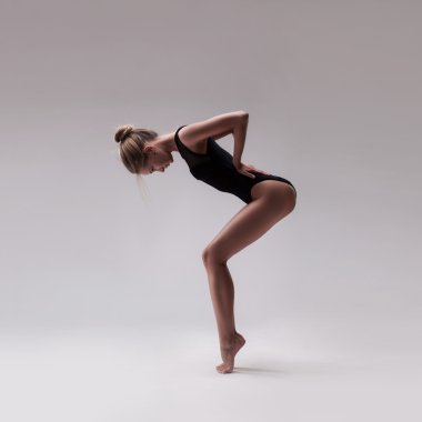 genç güzel dansçı siyah mayo