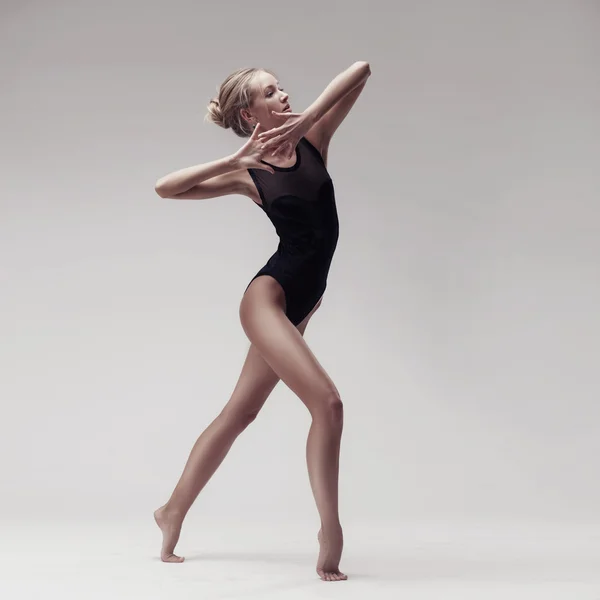 黒水着で若い美しいダンサー — ストック写真