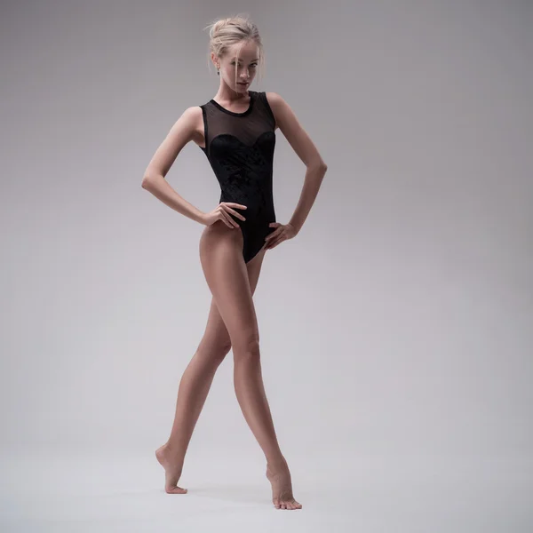 Junge schöne Tänzerin im schwarzen Badeanzug — Stockfoto