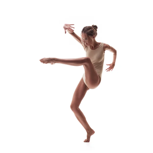 Молодая красивая танцовщица в бежевом купальнике — стоковое фото