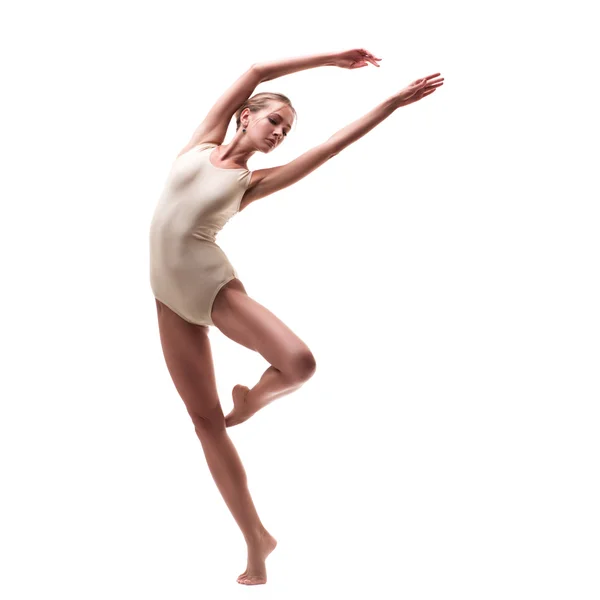Mladá krásná tanečnice v béžových plavkách — Stock fotografie