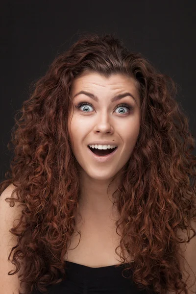 Mulher com cabelo encaracolado marrom saudável — Fotografia de Stock