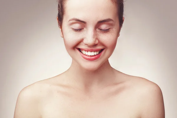 幸せの笑みを浮かべて美しい若い女性の肖像画 — ストック写真