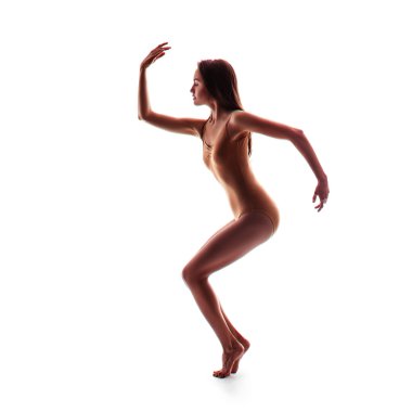 Bej mayolu genç ve güzel bir dansçı.