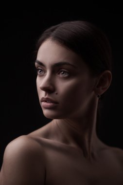 Temiz tenli, genç bir kadının güzel yüzü.