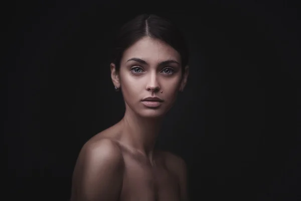 Vackert ansikte av ung vuxen kvinna med ren fräsch hud — Stockfoto