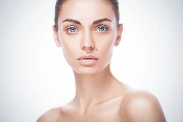 Close-up retrato de jovem mulher adulta com pele limpa e fresca — Fotografia de Stock