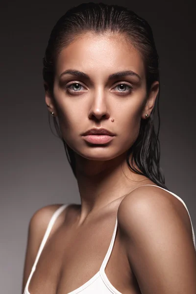 Retrato de primer plano de mujer joven adulta con piel limpia y fresca —  Fotos de Stock