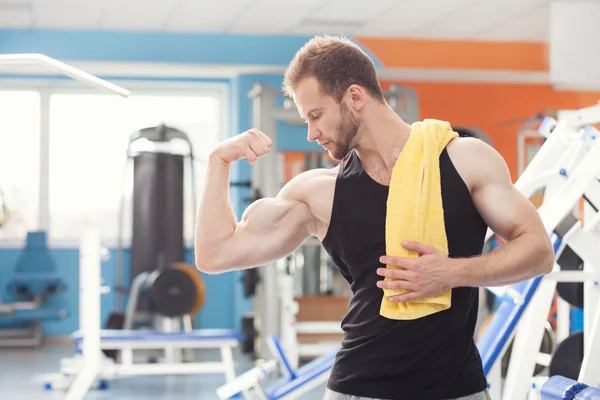 Joven hombre en deporte gimnasio club —  Fotos de Stock