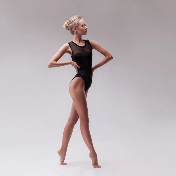 Молодая красивая танцовщица в черном купальнике — стоковое фото